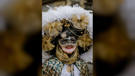 Karnevalsumzug in Simmern: Fußgruppe Kappel – Karneval in Venedig. Heike Geißler zeigt sich in einem aufwendig gestalteten venez