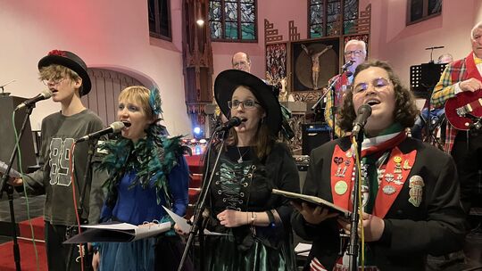 Die Mayener Kampfmaschine wurde in diesem Jahr von einem kleinen Chor begleitet, der sich extra für diesen Gottesdienst gefunden