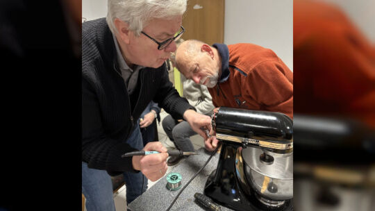Günter Maier und Eberhard Fietz beim Löten der Elektronik einer Küchenmaschine.