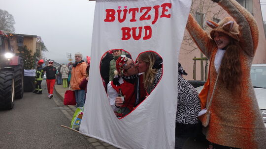 Die "Bützje Bud" der Karnevalsgesellschaft Kesseling lädt zum Knutschen ein.