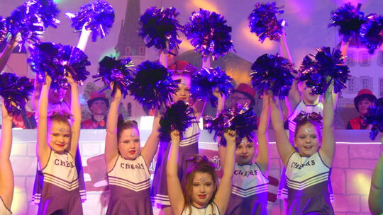 Als Cheerleader rührten die „Tanzmäuse“ die Herzen der Narren in der voll besetzten Domberghalle. Als Cheerleader rührten die „Tanzmäuse“ die Herzen der Narren in der voll besetzten Domberghalle.