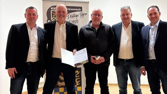 Großer Bahnhof für einen verdienten Schiedsrichter (von links): Kreisschiedsrichter-Obmann Torsten Bauer, Kreisehrenamtsbeauftra