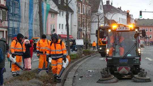 Unmittelbar hinter dem letzten Motivwagen des Umzuges machten sich die Bauhofmitarbeiter daran, die Zustrecke zu säubern.