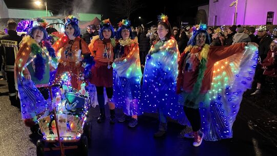 Bunt beleuchtet zogen die Wiesemscheider Jecken durch das nächtliche Dorf Bunt beleuchtet zogen die Wiesemscheider Jecken durch das nächtliche Dorf