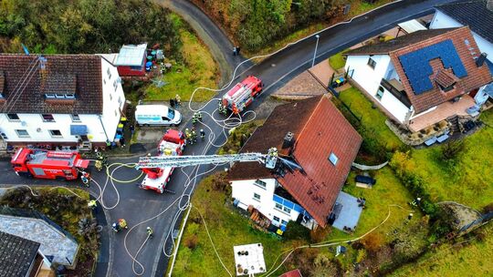 Am Samstag hat ein Balkonbrand in einem Wohnhaus in Becherbach einen größeren Feuerwehreinsatz ausgelöst. Am Samstag hat ein Balkonbrand in einem Wohnhaus in Becherbach einen größeren Feuerwehreinsatz ausgelöst.