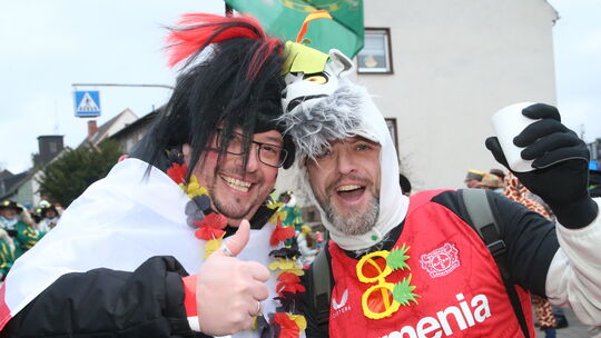 Gut gelaunte Teilnehmer des Umzugs in Urbar.