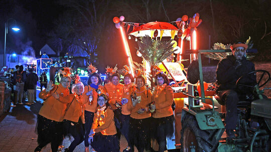 Ausgelassene Lebensfreude unter Palmen beim Nachtzug in Schuld.