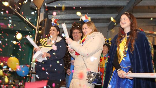 Es regnet Konfetti statt Wassertropfen beim Rathaussturm in Nastätten. Es regnet Konfetti statt Wassertropfen beim Rathaussturm in Nastätten.