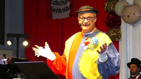 Mit einem herrlich pointierten Vortrag wartet Heinz Probst in seiner Rolle als berühmt-berüchtigte "doof Nuss" auf.