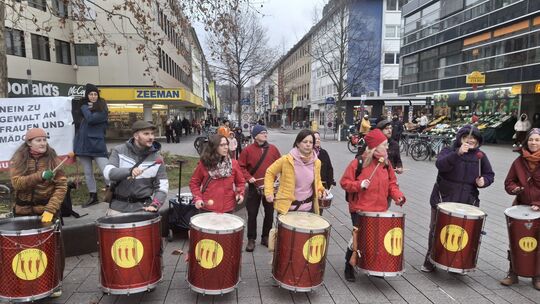 Die Samba-Percussion-Gruppe Piri Piri heizte den Teilnehmern bei Eiseskälte ordentlich ein.