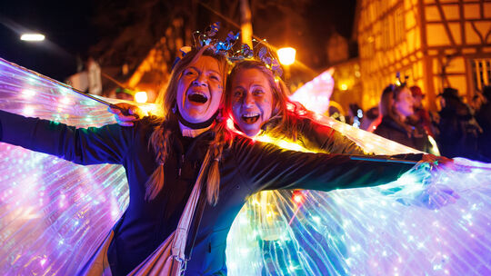 Die "Gruppe Wick" flattert als bunt illuminierte Schmetterlinge durch die Straßen und zaubert mit ihrer guten Stimmung ein Läche