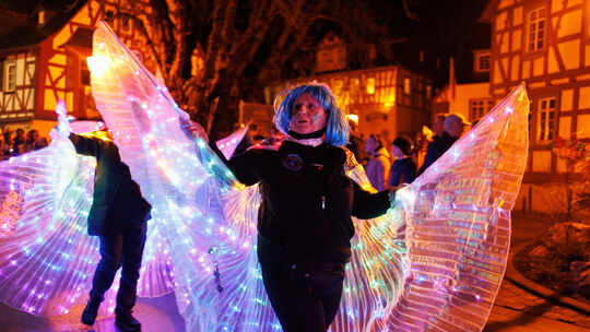 "Die, die immer geh'n" flattern elfengleich durch die Straßen der Wein- und Rosenstadt.