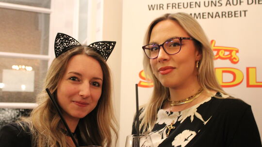 Diese beiden Freundinnen kommen regelmäßig zur Black&White-Party nach Bad Ems - und lassen sich jedes Mal ein anderes Outfit ein