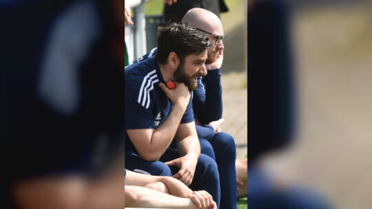 Lässt seine Zukunft offen und will sich auf die Rückrunde konzentrieren: Beytullah Kurtoglu (vorne), Trainer des Bezirksligisten
