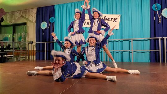 Die Gardetanzgruppe des VfL, die Blau Weißen Funken, gab in Bremberg alles - wie auch die anderen Aktiven auf der Bühne.