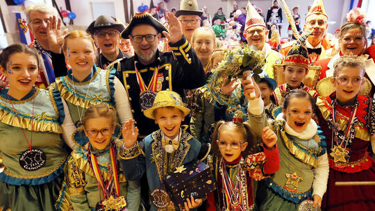 Die Schwarzen Ganoven mit dem Oberbieberer Kinderprinzenpaar plus Gefolge.