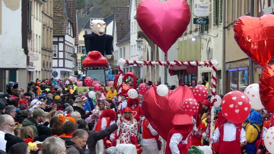 Ganz viel Herz - passend zum Valentinstag - und zuckersüße Vielfalt zeigte der diesjährige Fastnachtsumzug des Meisenheimer Carn