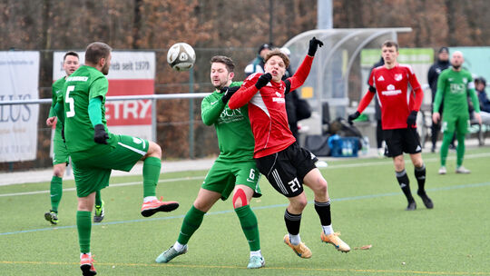 Beim Test gegen Beuerbach erhöhte Burgschwalbachs Fynn Ande Altenhofen (rotes Trikot, hier im Zweikampf mit Nils Wedekind) kurz