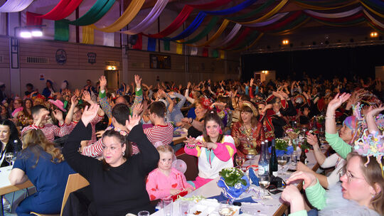 Tolle Stimmung im Saal bei der Großen Sitzung der Ki u. Ka Kärlich. Da funktioniert auch die Laola-Welle nach hinten und wieder
