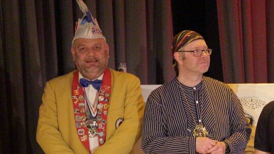 Kurz nach dem besonderen Moment: RCV-Vorsitzender Thorsten Hinrichs (links) hat Hilko Röttgers, Redaktionsleiter der Rhein-Hunsr