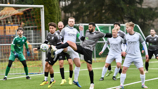 Moritz Zimmerschied, der seine SF Höhr-Grenzhausen in Führung brachte, kann in dieser Szene nur zuschauen, wie die Gülser schnel
