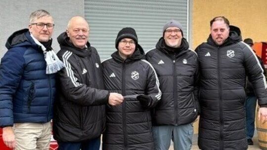 Überrascht wurde Johannes Hoffmann (Mitte) in Hargesheim von der Bekanntgabe seiner Auszeichnung als Fußballheld 2026. Es gratul