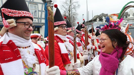 Erfolgreicher Rathaussturm in Engers: Obermöhn Claudia schreitet die tatkräftige Garde ab.