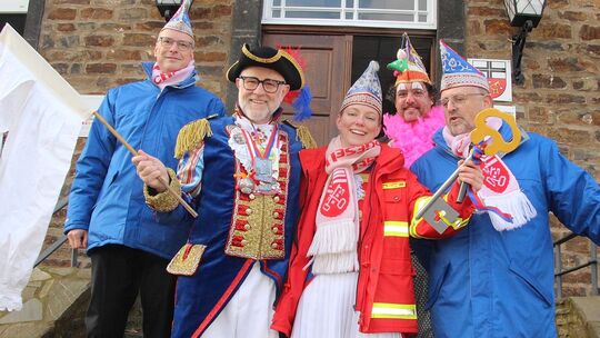 Die Narren, angeführt von KG-Präsidentin Emma Kessel, regieren jetzt in Unkel. Alfons Mußhoff schwenkte zum Zeichen der Kapitula