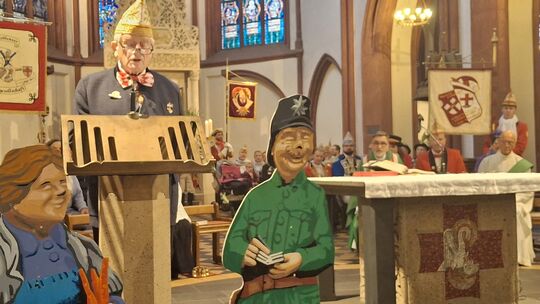 Manfred Gniffke spricht beim karnevalistischen Gottesdienst in der Koblenzer Liebfrauenkirche zur Gemeinde.
