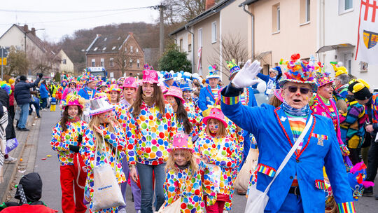 Viel bunter als diese Fußgruppe beim Umzug in Arzheim kann man fast nicht geschmückt sein.