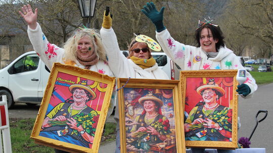 Die Obermöhn in Öl haben sich diese Ellerer Möhnen beim Umzug in Ediger-Eller um den Hals gehängt. Der Verein wird in diesem Jah