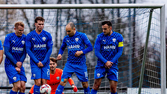 Nach dem 2:0 gegen Rheinlandligist SG Hochwald biegt der FC Emmelshausen-Karbach (von links mit Kevin Leidig, Jan Mahrla, Tim Pu