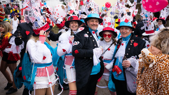 Diese Fußgruppe beim Umzug durch Horchheim hat alle Trümpfe zwar nicht in der Hand, dafür auf dem Kopf.