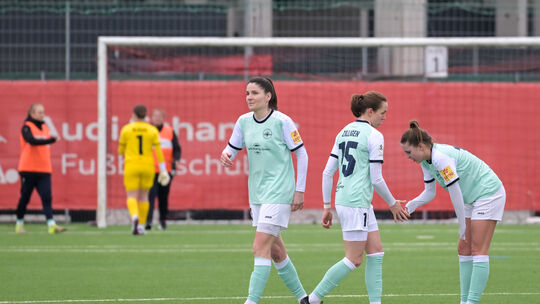 Hängende Köpfe bei den Andernacherinnen Magdalena Schumacher, Vanessa Zilligen und Sarah Klyta.