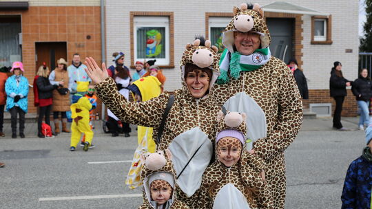 Die Besucher des Umzugs in Weißenthurm sind gut gelaunt und bunt kostümiert.