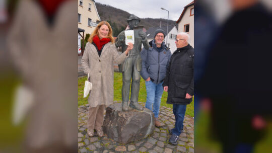 Rund um den Schellenmann sollen im kleinen Park Sträucher und einige Bäume gepflanzt werden. Von links: Heike Boomgaarden, Peter