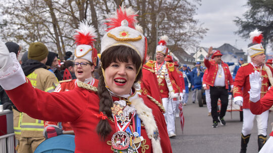In Plaidt haben die Akteure des Umzugs trotz eisigem Wind gute Laune.