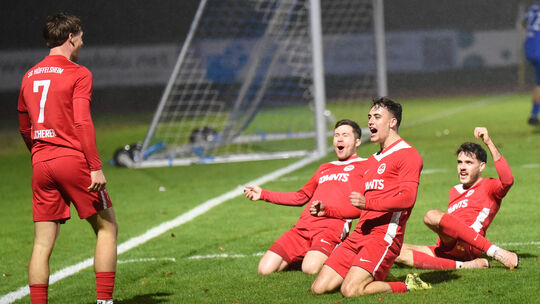 Wenn die SG Hüffelsheim in der Verbandsliga spielt, ist einiges los. Kein Team erzielte mehr Auswärtstreffer. Cedric Lind (von r
