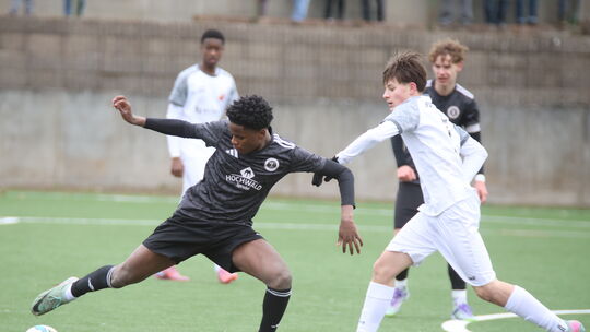 Die B-Junioren des SC Idar-Oberstein (schwarze Trikots) kassierten gegen die JFG Schaumberg-Prims eine 2:3-Heimniederlage. Dabei
