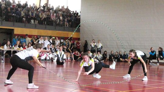 Das TVO-Team "Huhn", hier Zoe Fuchs, Paulina Ackermann und Nelly Lorenz will bei der Mittelrheinmeisterschaft Vollgas geben.