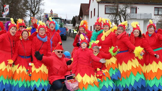 Oberelbert: Die Niederelberter Möhnen kommen als kunterbunte Papageien daher.