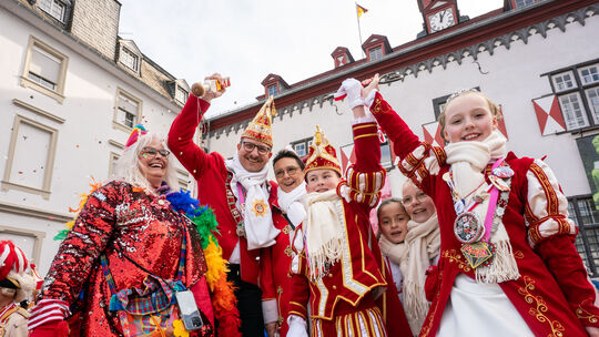 Kinderprinz Luca I. und Prinzessin Mathilda I. halten stolz den Rathausschlüssel in Linz gen Himmel.