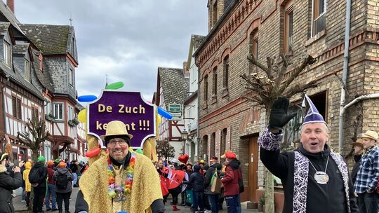 Der Zug kommt: Klaus Reifferscheid und Patric Nagel bilden die Vorhut.