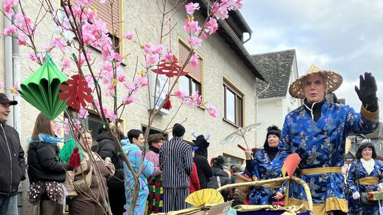 An das Land der aufgehenden Sonne erinnert diese Gruppe, denn: "In Japan und am Rhein laden blühende Kirschbäume zum Träumen ein