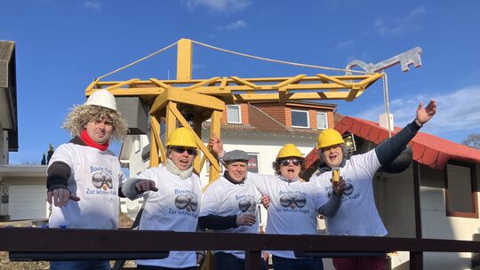 Königsfeld: Die Boule-Bahn bleibt. Auch Dorfkarneval kann politisch sein.