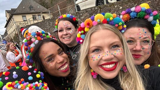 Die Sekteulen feiern mit den Narren am Straßenrand in Kaub feucht-fröhlich.