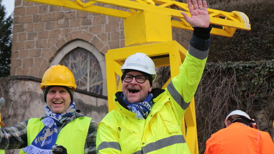 Der Wassenacher Elferrat nimmt die derzeitige Baustellensituation des Dorfes auf die Schippe und bringt seinen eigenen Baukran g