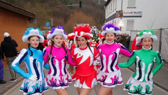 Malenka Forster (Mitte) und ihre Fischbacher Garde im Einsatz auf der Hauptstraße.