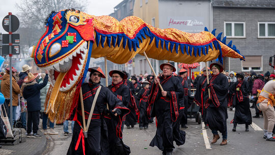 Ein farbenprächtiger Drache schlängelt sich durch die Straßen von Kastellaun – getragen von einer Gruppe in asiatisch inspiriert