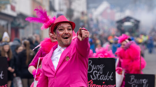 Knallpink und nicht zu übersehen: Die Burgstadt-Flamingos setzen ein starkes Statement im Kastellauner Karnevalszug.